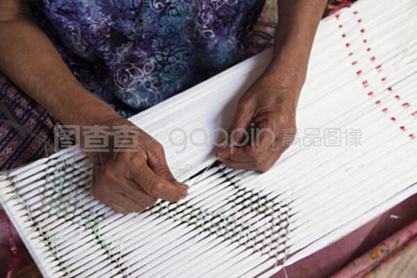 指尖上的岁月 老妇人与织机的不朽对话
